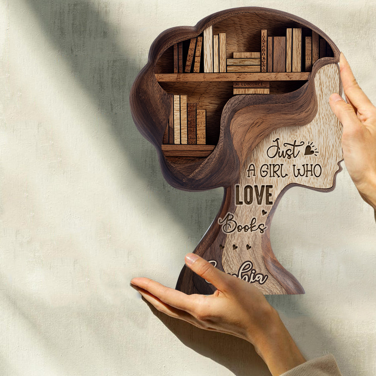 Une fille qui aime les livres - Plaque en bois personnalisée en forme de livre