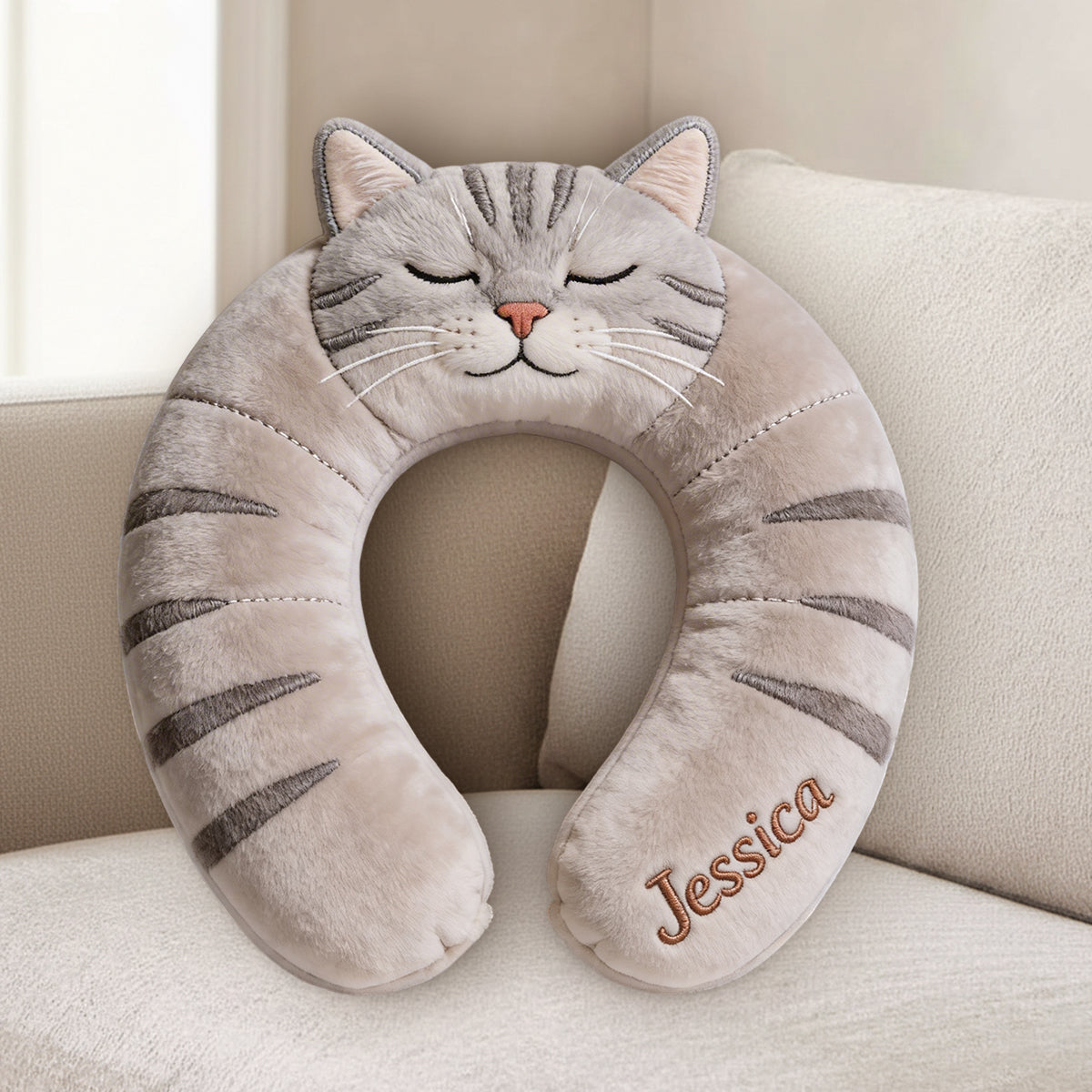 Niedliches Reisekissen mit Tiermotiv – Personalisiertes Katzenkissen aus hochwertigem Kunstfell