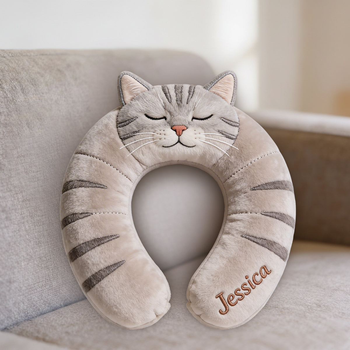 Niedliches Reisekissen mit Tiermotiv – Personalisiertes Katzenkissen aus hochwertigem Kunstfell