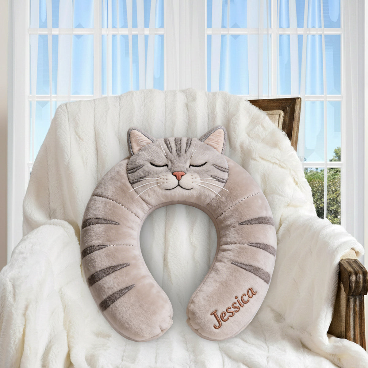 Niedliches Reisekissen mit Tiermotiv – Personalisiertes Katzenkissen aus hochwertigem Kunstfell