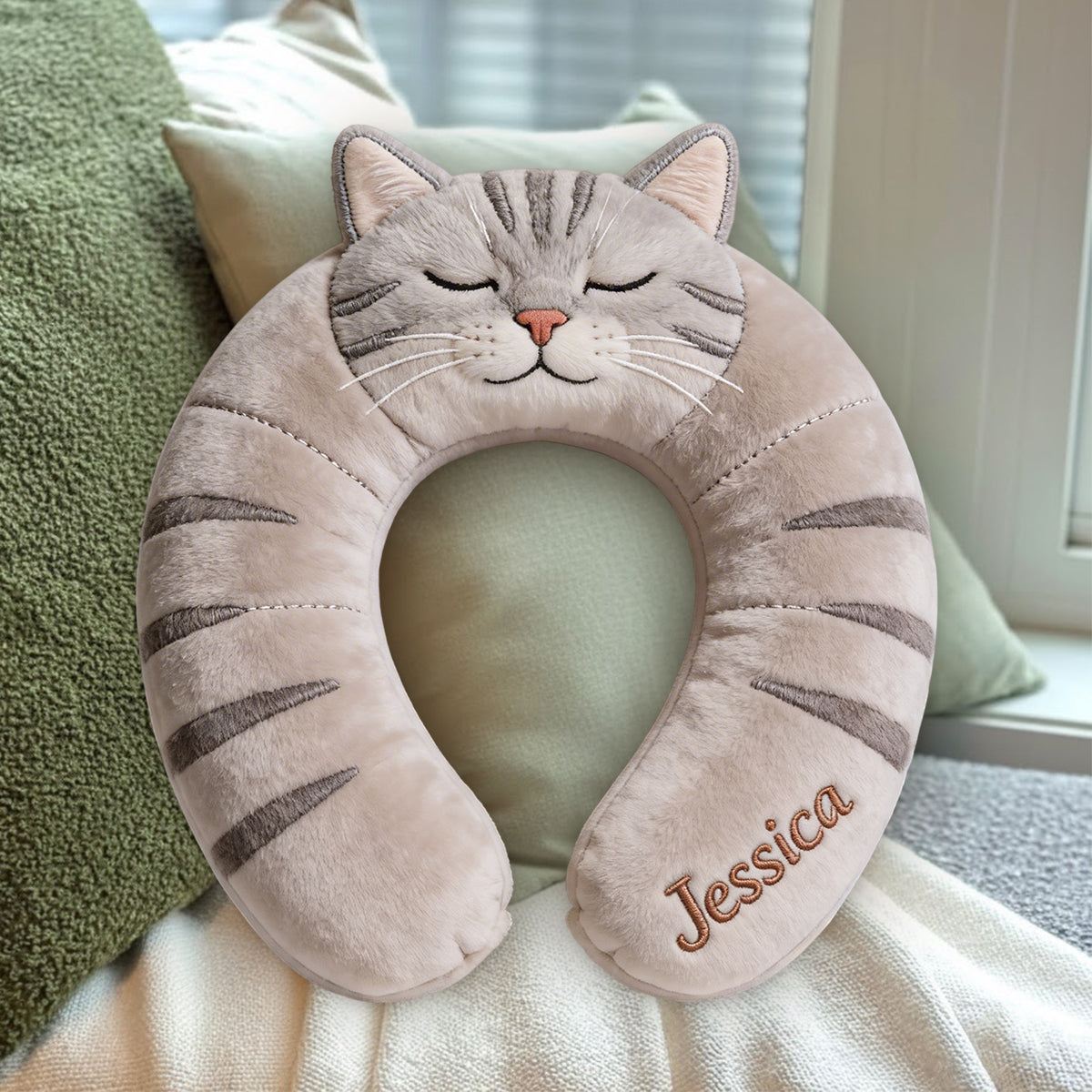 Niedliches Reisekissen mit Tiermotiv – Personalisiertes Katzenkissen aus hochwertigem Kunstfell