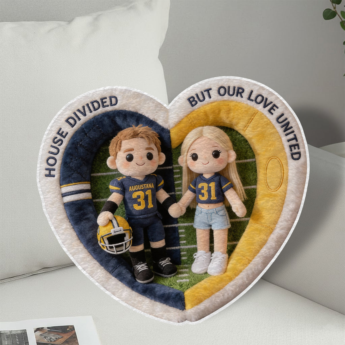 Football House Divided - Coussin personnalisé en fausse fourrure en forme de football