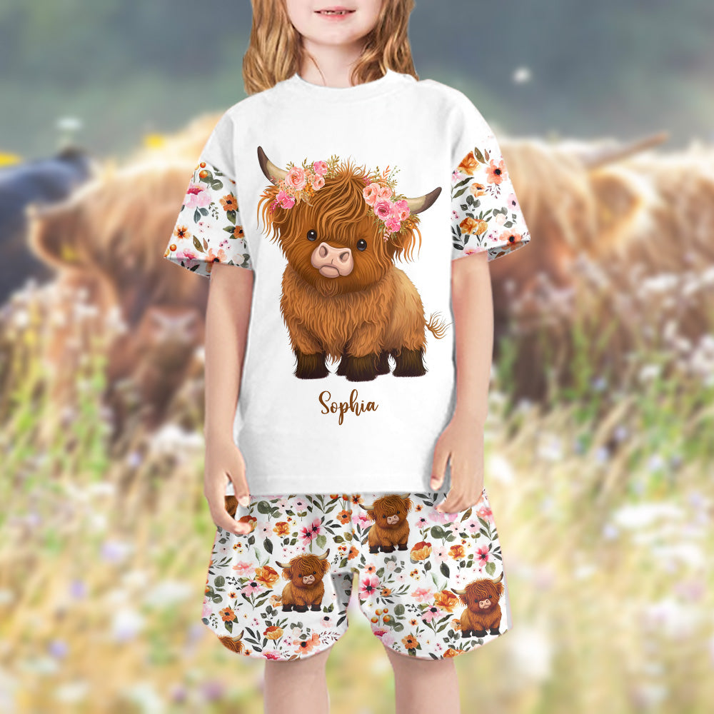 Hochlandrind mit Blumenmuster – Personalisiertes T-Shirt und Shorts für Kinder mit Hochlandrind-Motiv