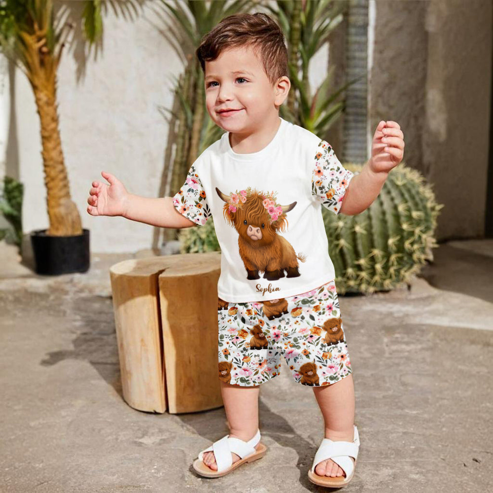 Hochlandrind mit Blumenmuster – Personalisiertes T-Shirt und Shorts für Kinder mit Hochlandrind-Motiv