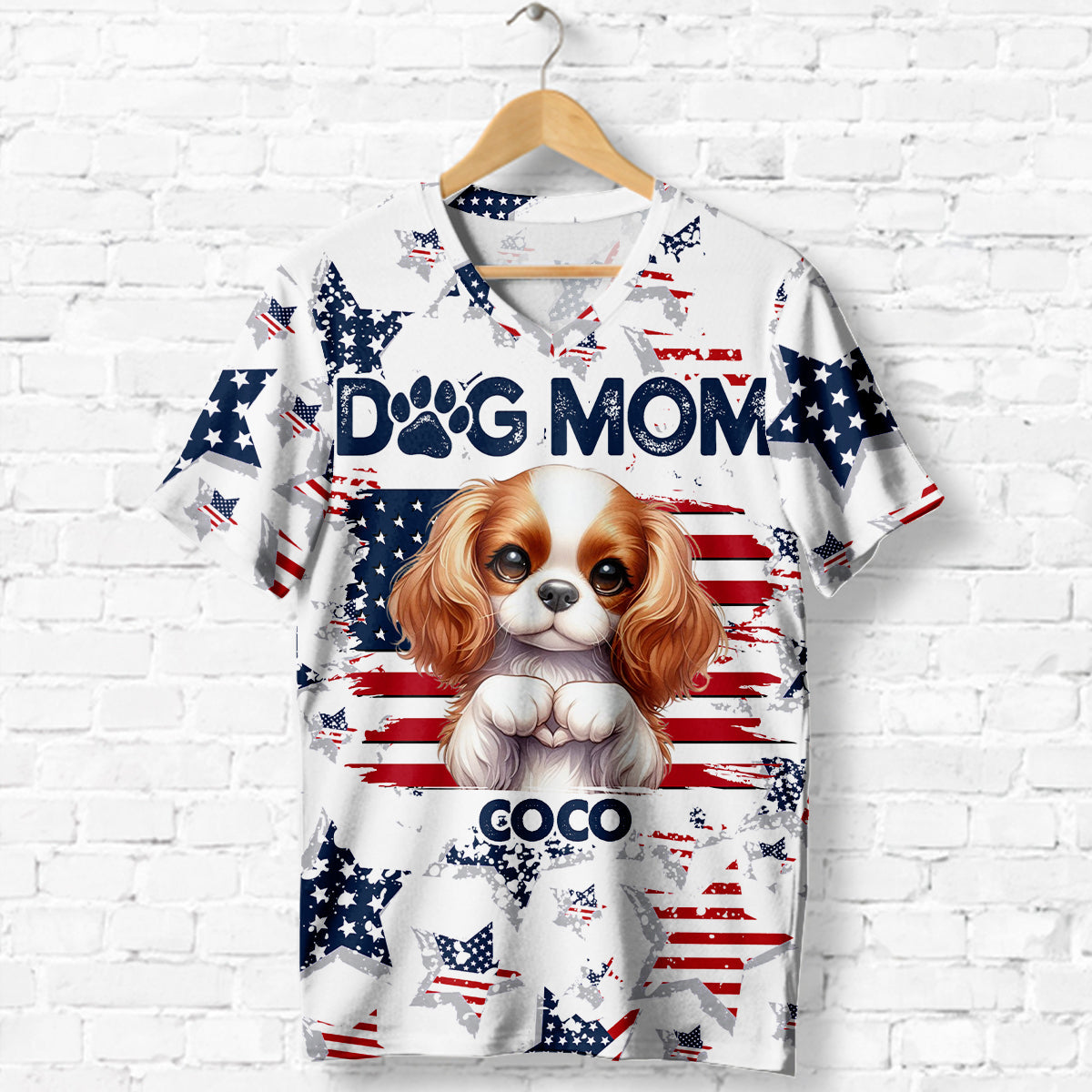 Patriot Dog Mom - Personalisiertes T-Shirt mit V-Ausschnitt und vollflächigem Hunde-Aufdruck