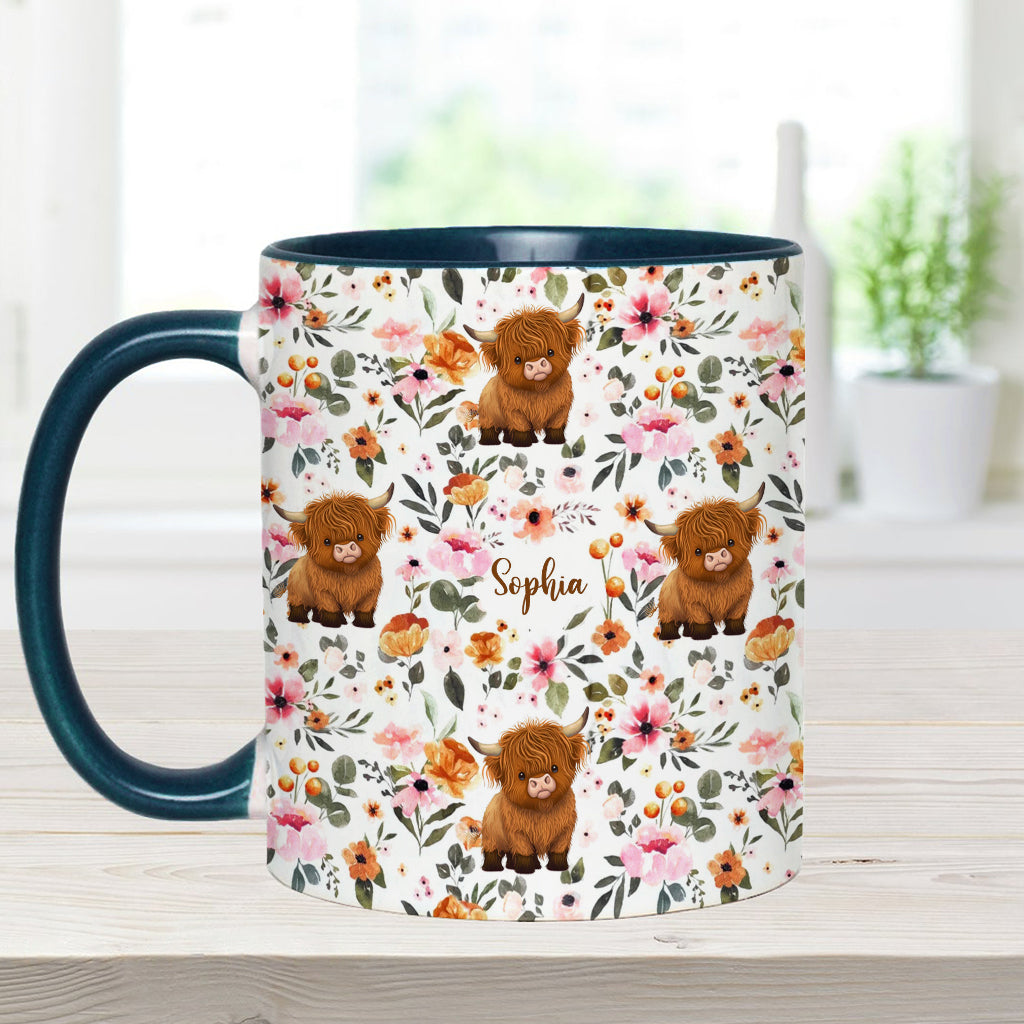 Personalisierte Tasse mit Hochlandrind-Motiv und Blumenmuster