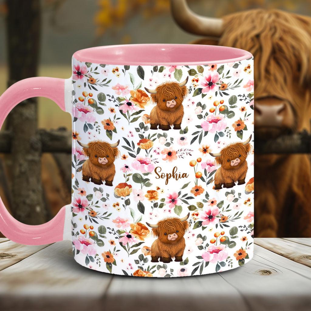Personalisierte Tasse mit Hochlandrind-Motiv und Blumenmuster