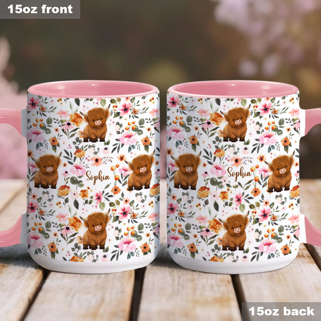 Personalisierte Tasse mit Hochlandrind-Motiv und Blumenmuster