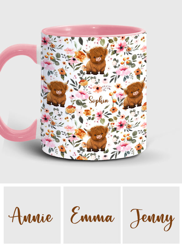 Personalisierte Tasse mit Hochlandrind-Motiv und Blumenmuster