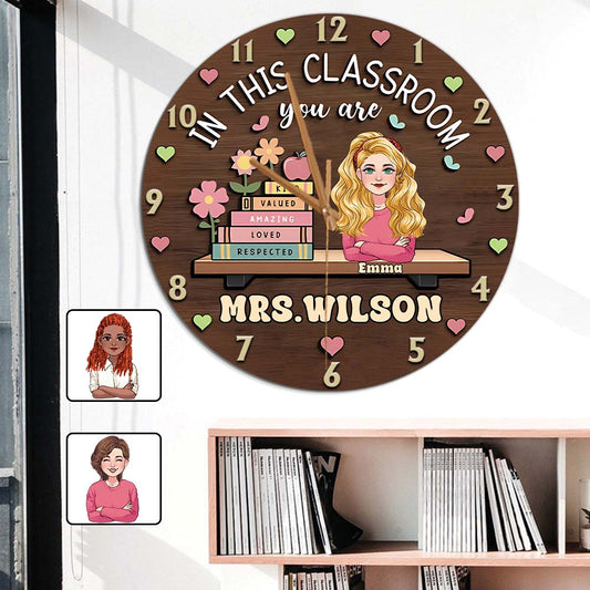 In diesem Klassenzimmer bist du einfach großartig – personalisierte Lehrer-Wanduhr