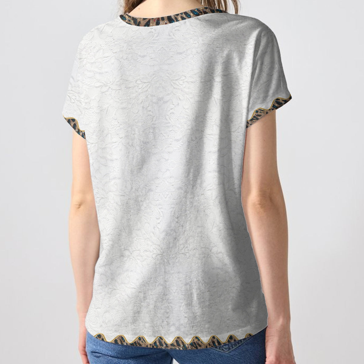 Verrückte Hühnerlady – Personalisiertes T-Shirt mit V-Ausschnitt und vollflächigem Hühneraufdruck