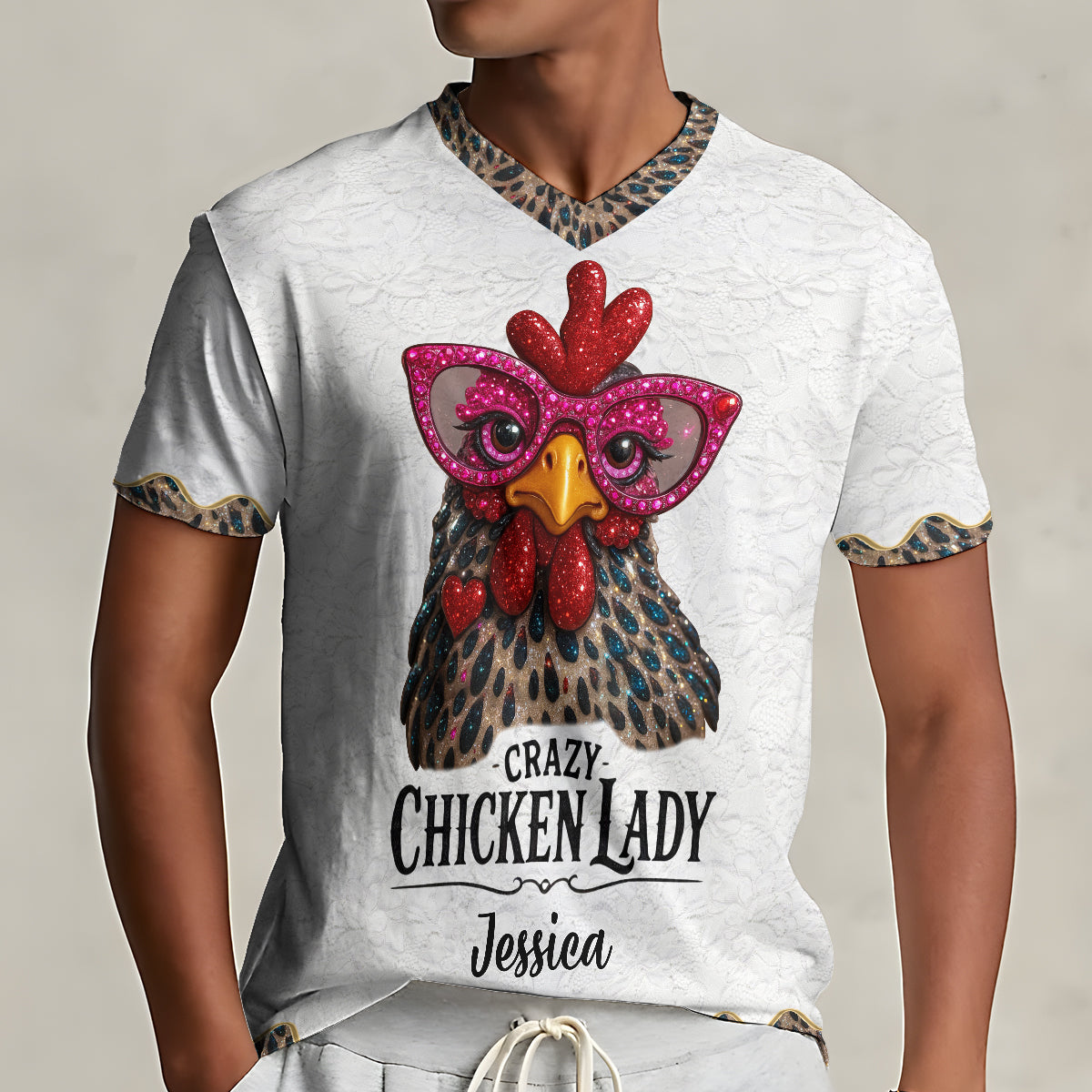 Verrückte Hühnerlady – Personalisiertes T-Shirt mit V-Ausschnitt und vollflächigem Hühneraufdruck