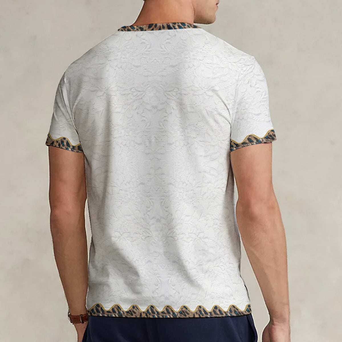 Verrückte Hühnerlady – Personalisiertes T-Shirt mit V-Ausschnitt und vollflächigem Hühneraufdruck
