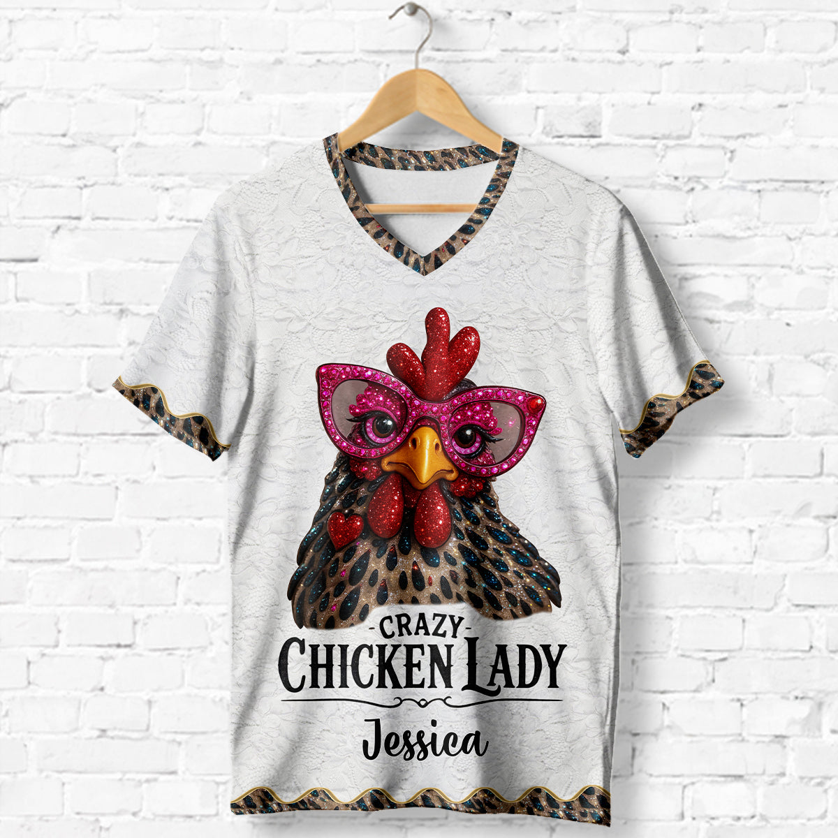 Verrückte Hühnerlady – Personalisiertes T-Shirt mit V-Ausschnitt und vollflächigem Hühneraufdruck