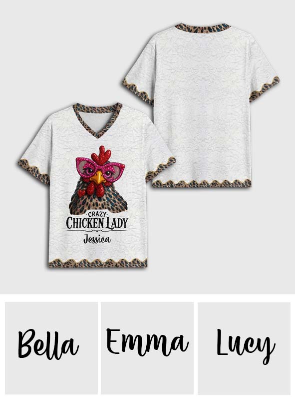 Verrückte Hühnerlady – Personalisiertes T-Shirt mit V-Ausschnitt und vollflächigem Hühneraufdruck