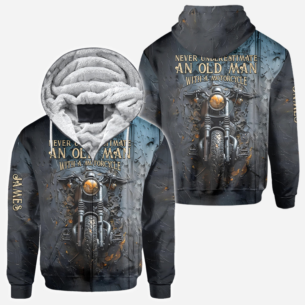 Unterschätze niemals einen alten Mann mit einem Motorrad – personalisiertes Biker-Shirt