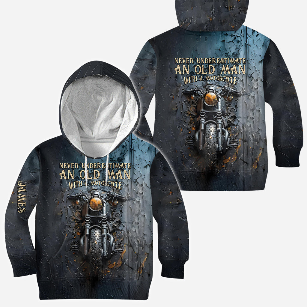 Unterschätze niemals einen alten Mann mit einem Motorrad – personalisiertes Biker-Shirt