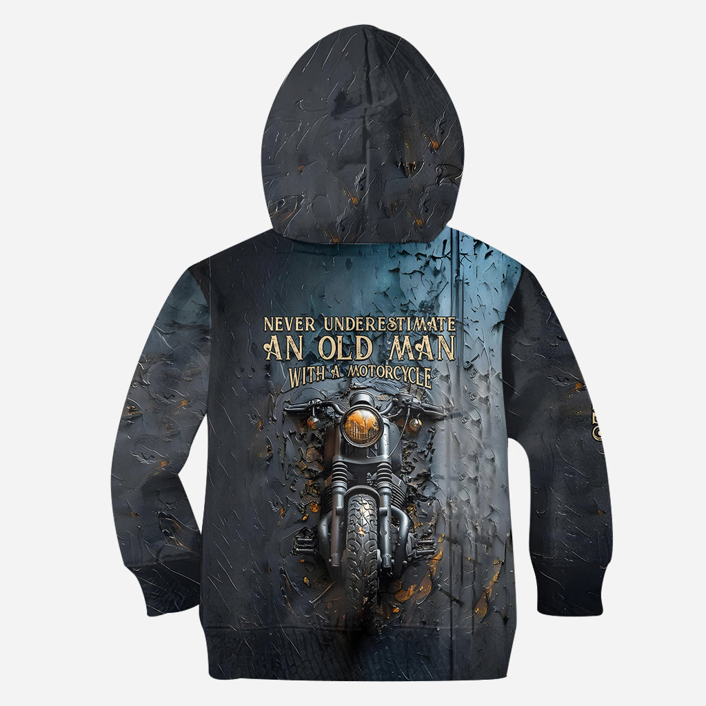 Unterschätze niemals einen alten Mann mit einem Motorrad – personalisiertes Biker-Shirt