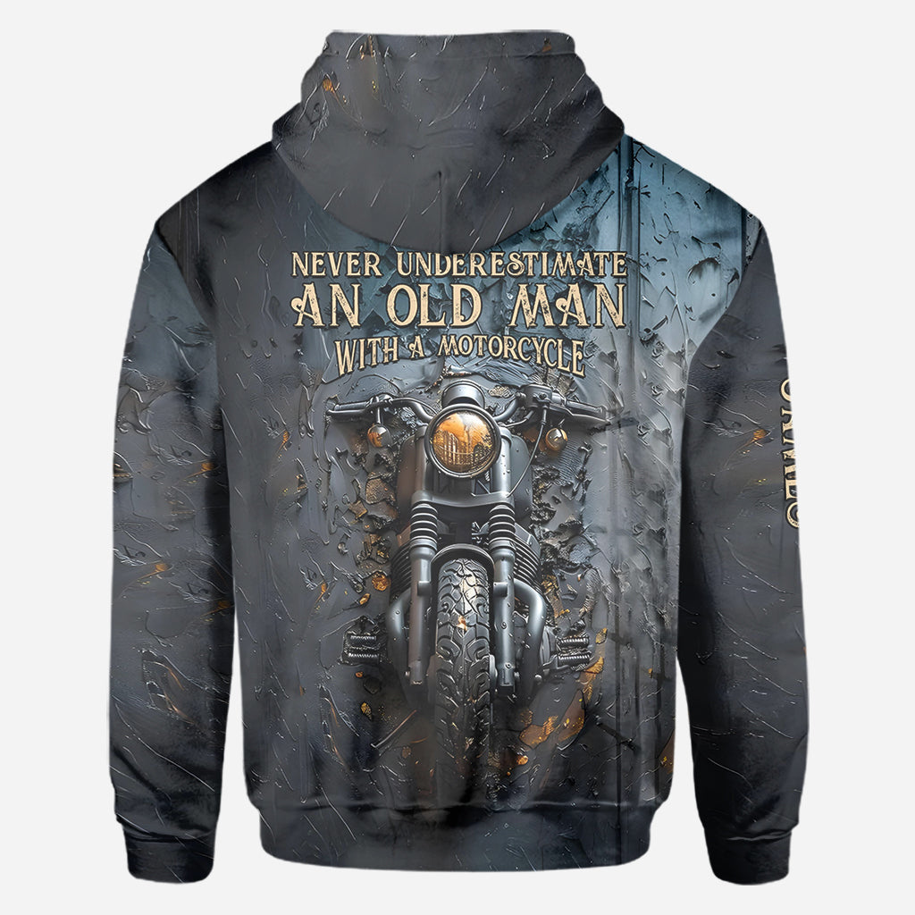 Unterschätze niemals einen alten Mann mit einem Motorrad – personalisiertes Biker-Shirt