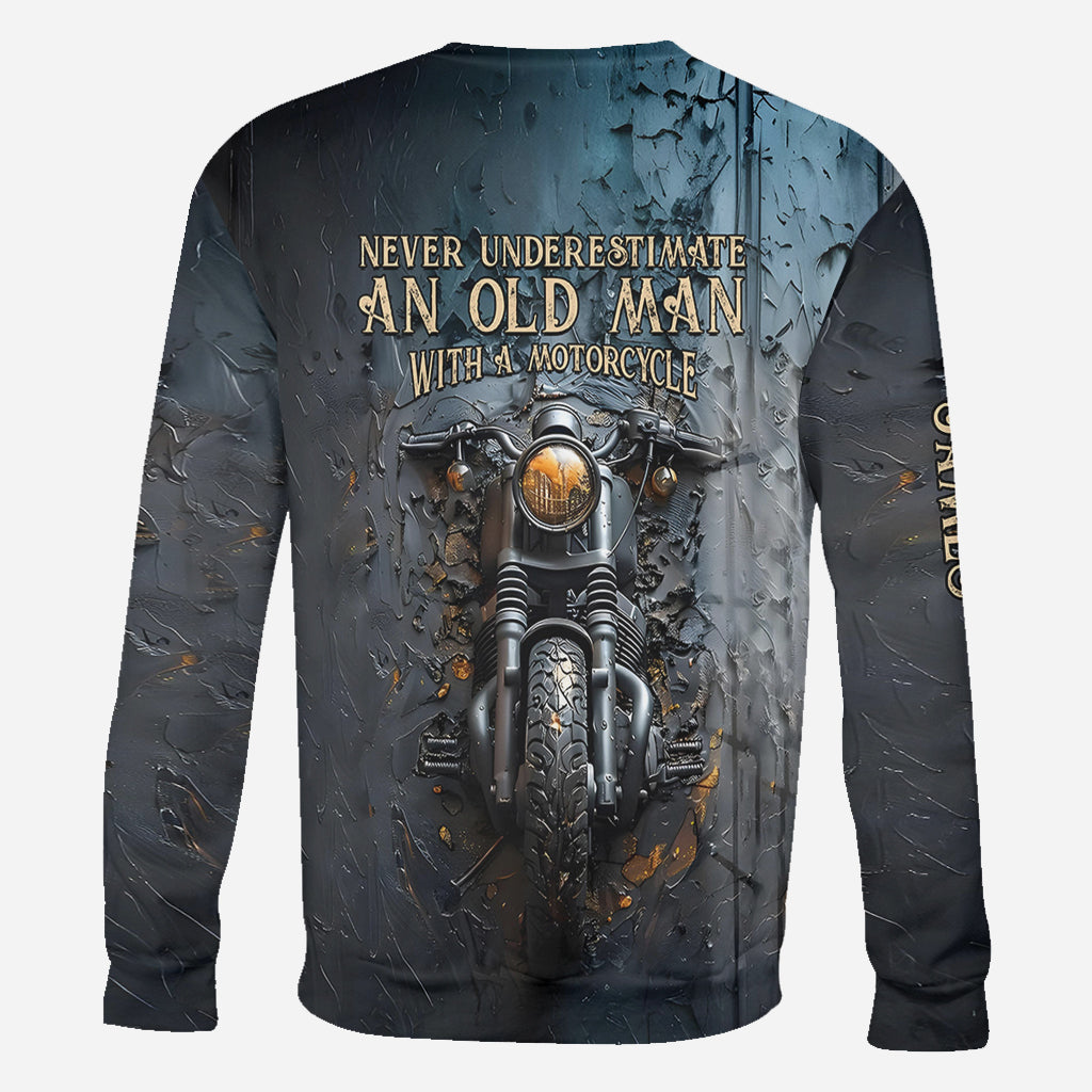 Unterschätze niemals einen alten Mann mit einem Motorrad – personalisiertes Biker-Shirt