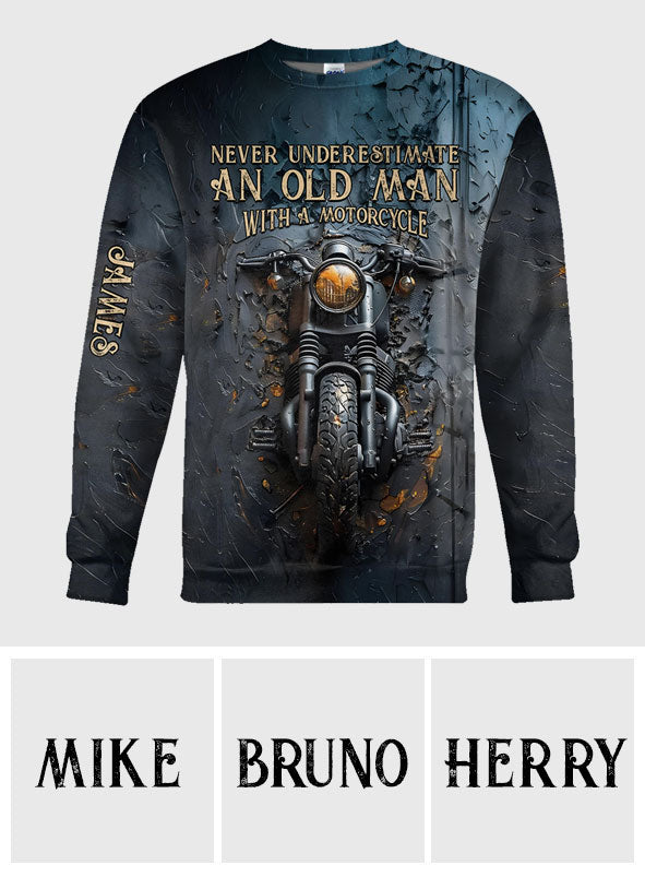 Unterschätze niemals einen alten Mann mit einem Motorrad – personalisiertes Biker-Shirt