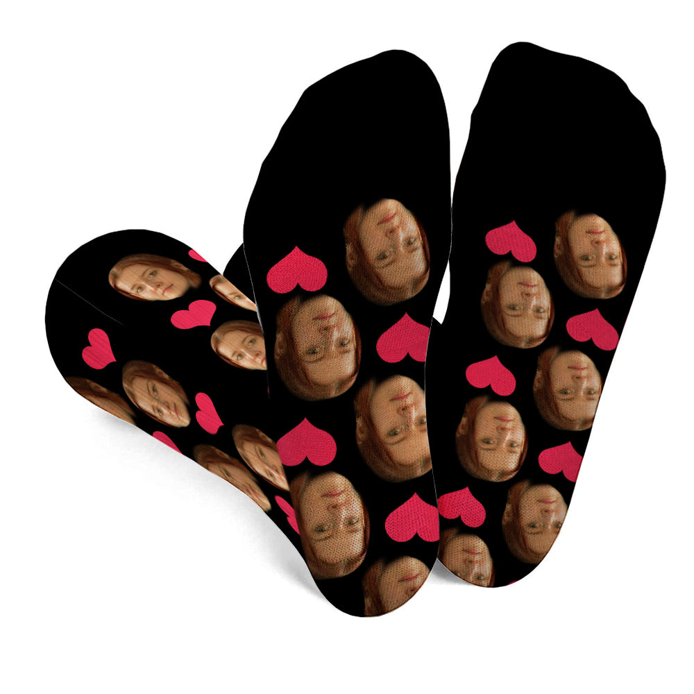 Socken mit individuellem Herzmuster – personalisierte Socken für die Tochter