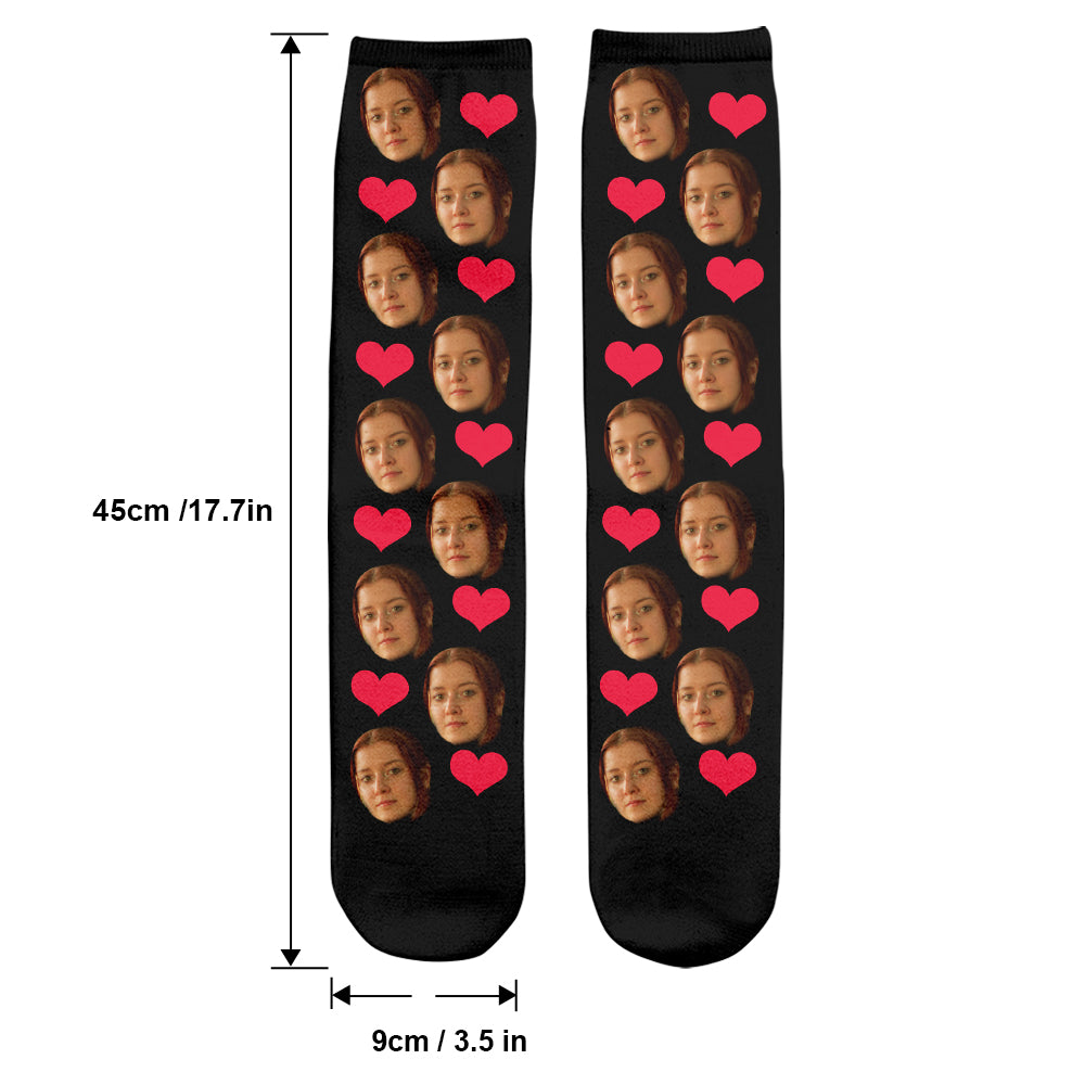Socken mit individuellem Herzmuster – personalisierte Socken für die Tochter