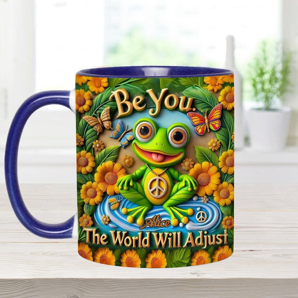 Sei du selbst. Die Welt wird sich anpassen – Personalisierte Tasse mit Hippie-Akzent