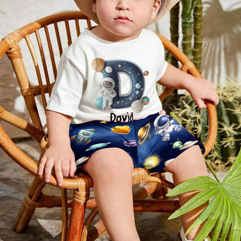 Cooles Weltraum-Alphabet – Personalisiertes Kinder-T-Shirt & Shorts