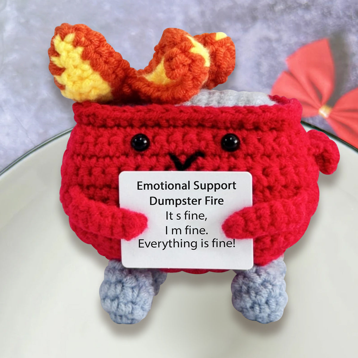 Niedliche, emotionale Unterstützung – gehäkelte Mülltonnenbrand-Figur – personalisierte, handgestrickte Kollegenfigur
