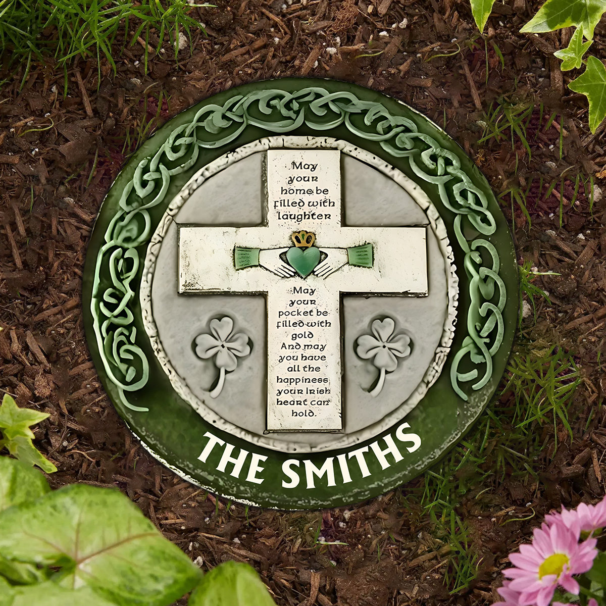 Rustikales irisches Segenskreuz für die Wand – personalisierter runder Stein zum St. Patrick's Day