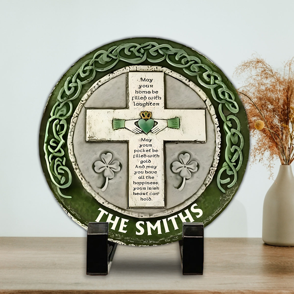 Rustikales irisches Segenskreuz für die Wand – personalisierter runder Stein zum St. Patrick's Day