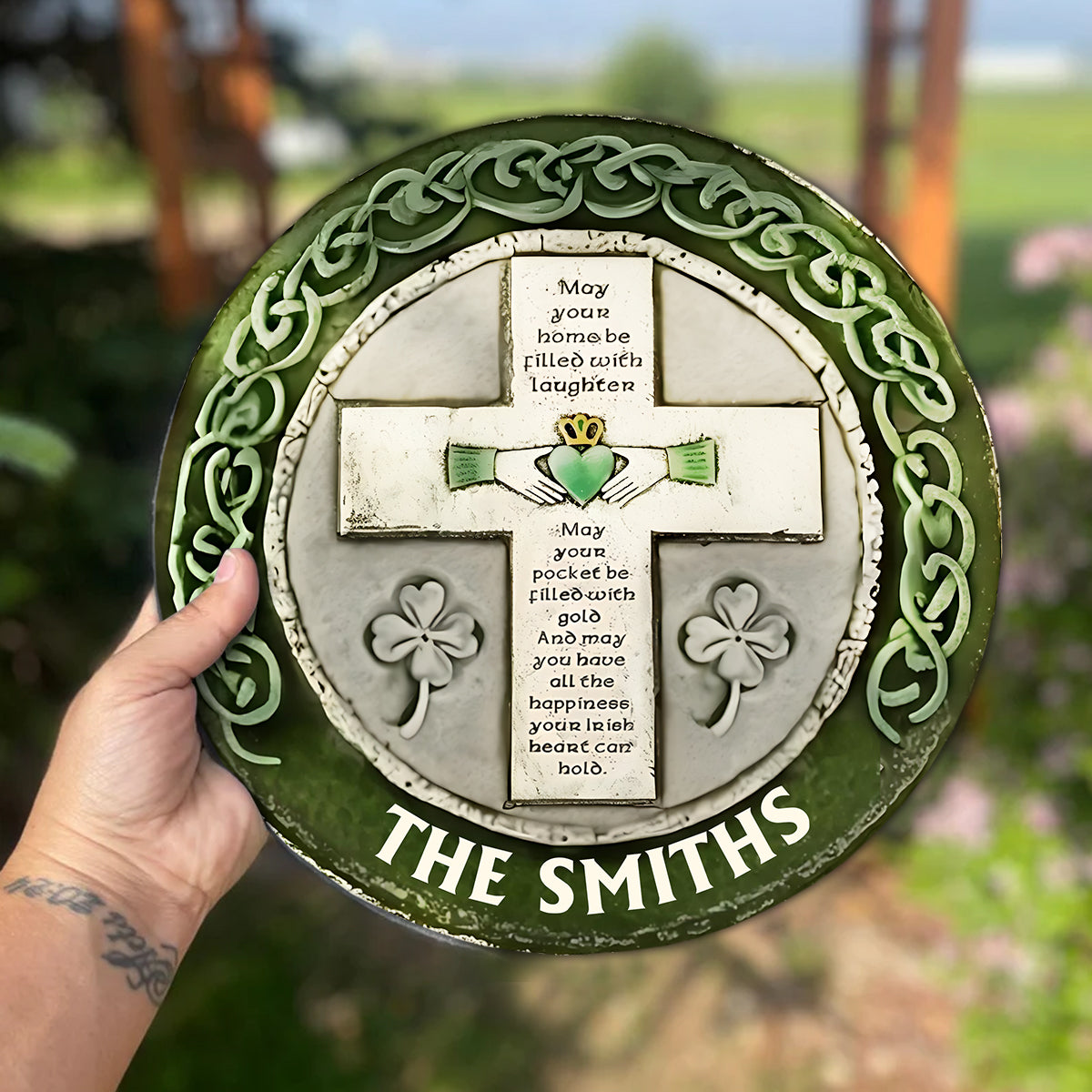 Rustikales irisches Segenskreuz für die Wand – personalisierter runder Stein zum St. Patrick's Day