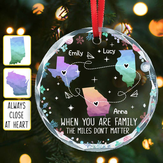 Die Liebe innerhalb der Familie kennt keine Entfernung  
- Personalisierter runder Glasornament für die Familie