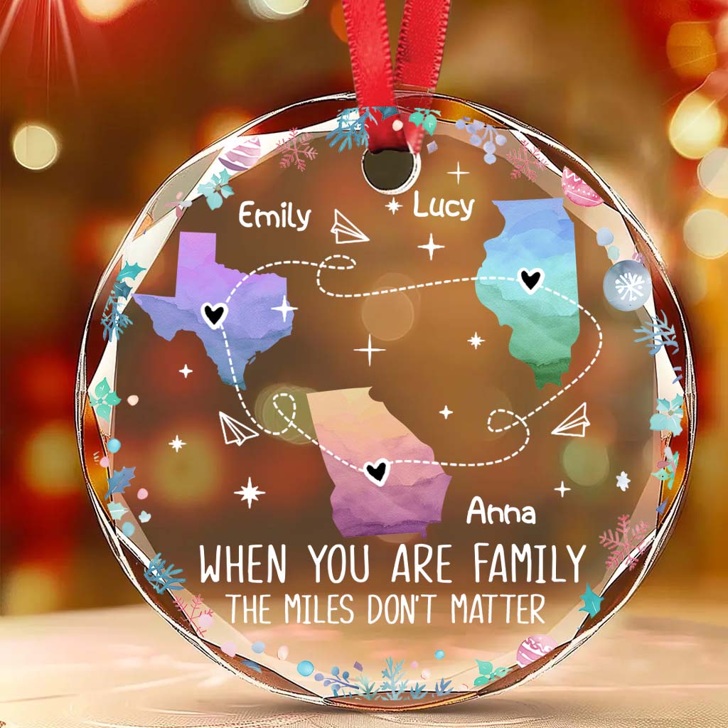 L'amour entre les membres d'une famille ne connaît pas de distance.  
- Ornement en verre rond personnalisé pour la famille