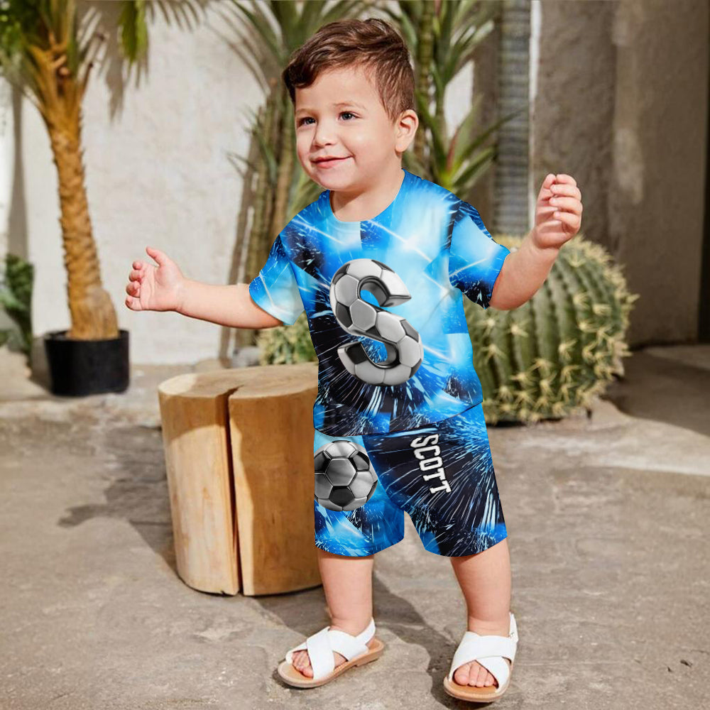 Cooles Fußball-Alphabet – Personalisiertes Fußball-T-Shirt und Shorts für Kinder
