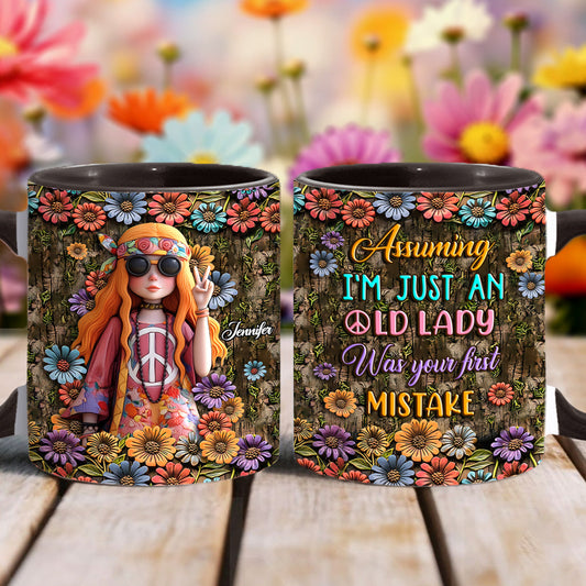 Votre première erreur a été de me prendre pour une vieille dame - Mug personnalisé style hippie