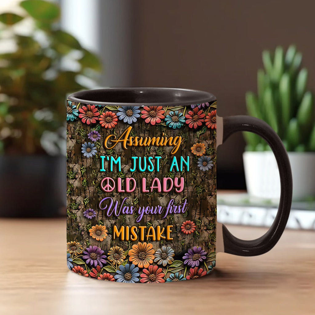 Anzunehmen, ich sei nur eine alte Dame, war Ihr erster Fehler – personalisierte Tasse mit Hippie-Akzent