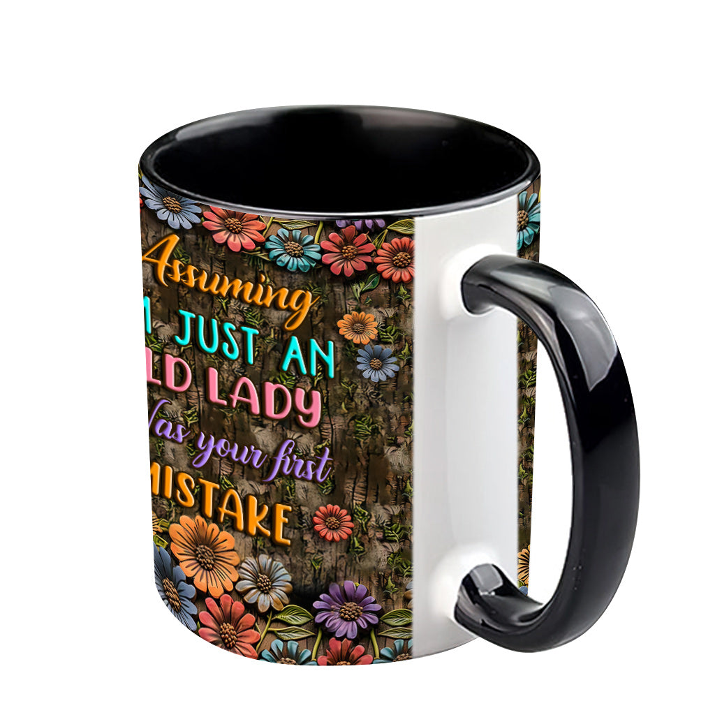 Anzunehmen, ich sei nur eine alte Dame, war Ihr erster Fehler – personalisierte Tasse mit Hippie-Akzent