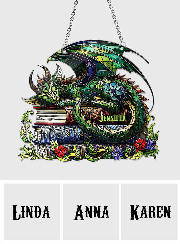 Je ne suis pas un rat de bibliothèque, je suis un dragon des livres ! - Attrape-soleil personnalisé à suspendre à la fenêtre en forme de livre 