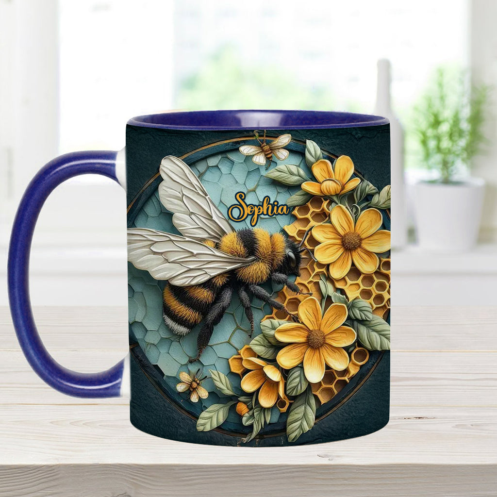 Biene und Honigwabe – Personalisierte Tasse mit Bienenmotiv