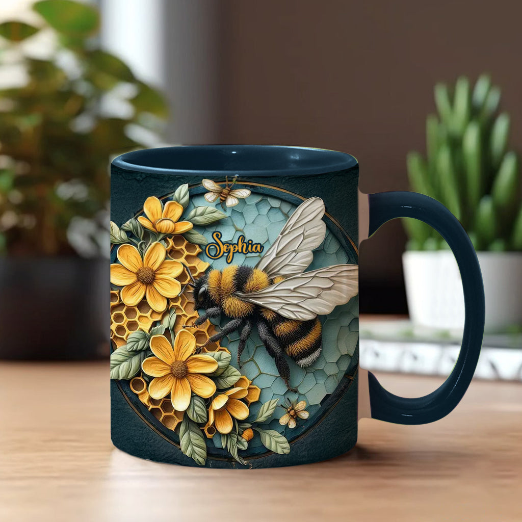 Biene und Honigwabe – Personalisierte Tasse mit Bienenmotiv