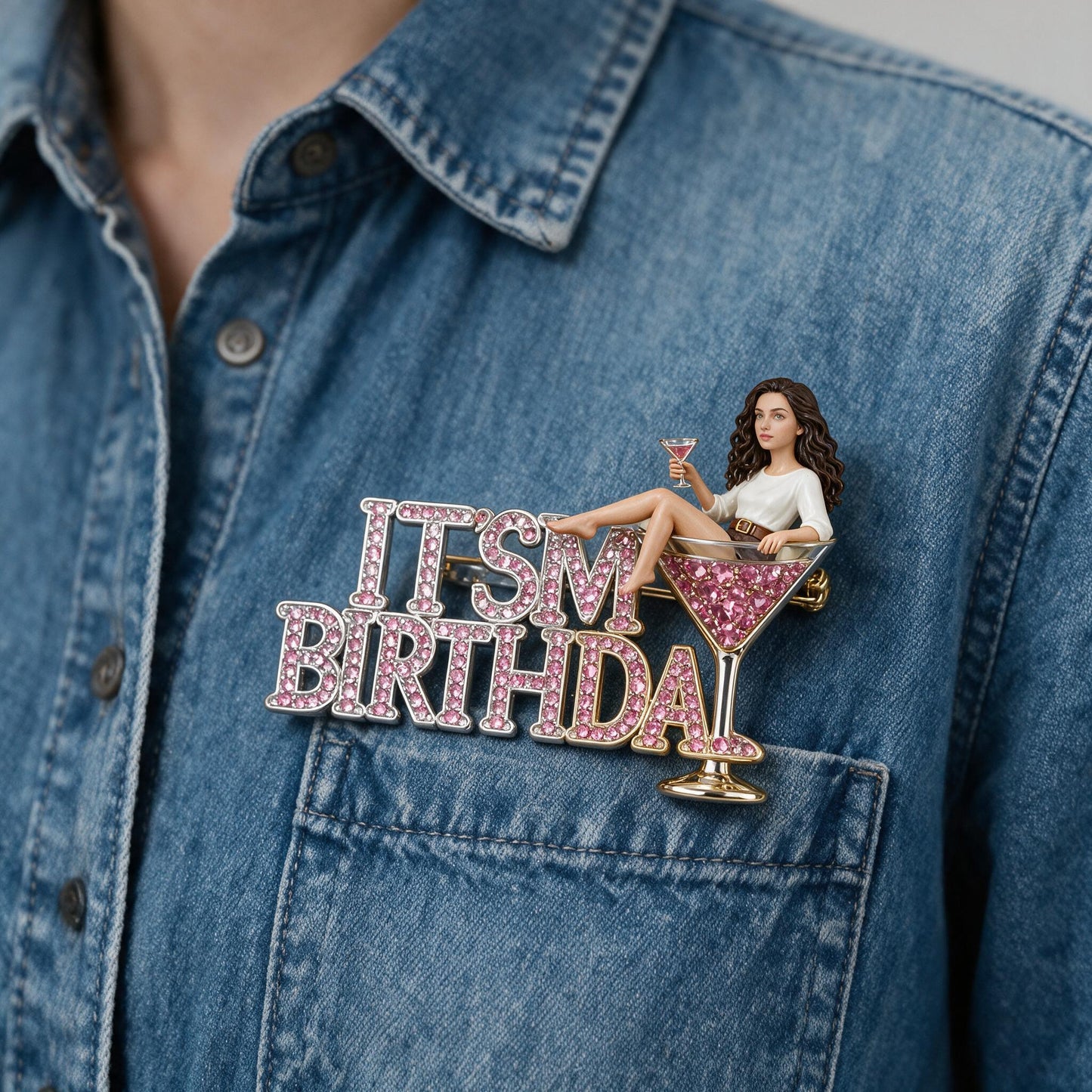 Es ist mein Geburtstag - Personalisierte 3D-Relief-Emailleschließe mit einer Frau mit lockigem Haar