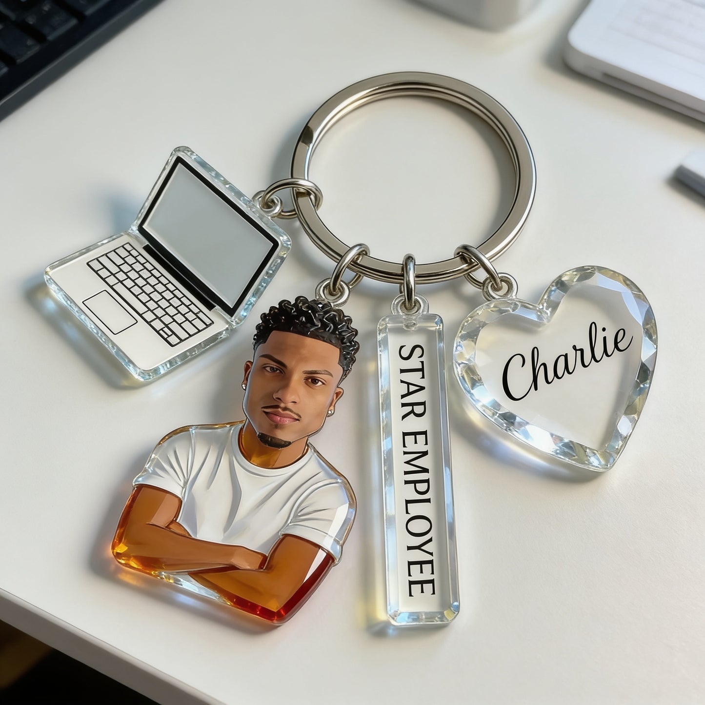 Personalisierter Schlüsselanhänger mit Porträt eines lateinamerikanischen Mannes, individuelles Geschenk für Kollegen mit thematischen Charms