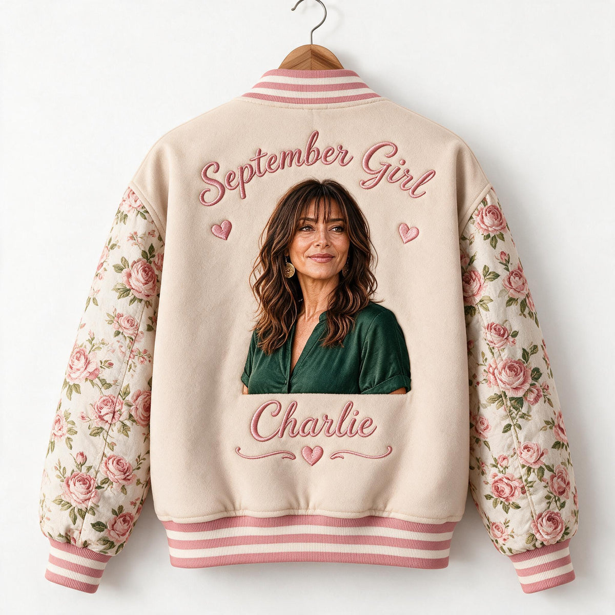 Personalisierte Blumen Varsity Jacke für Mittelalte Latina Frau