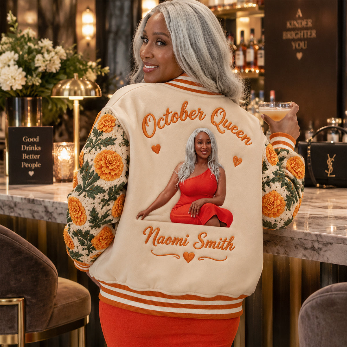 Personalisierte Blumen Varsity Jacke für Mittelalte Latina Frau