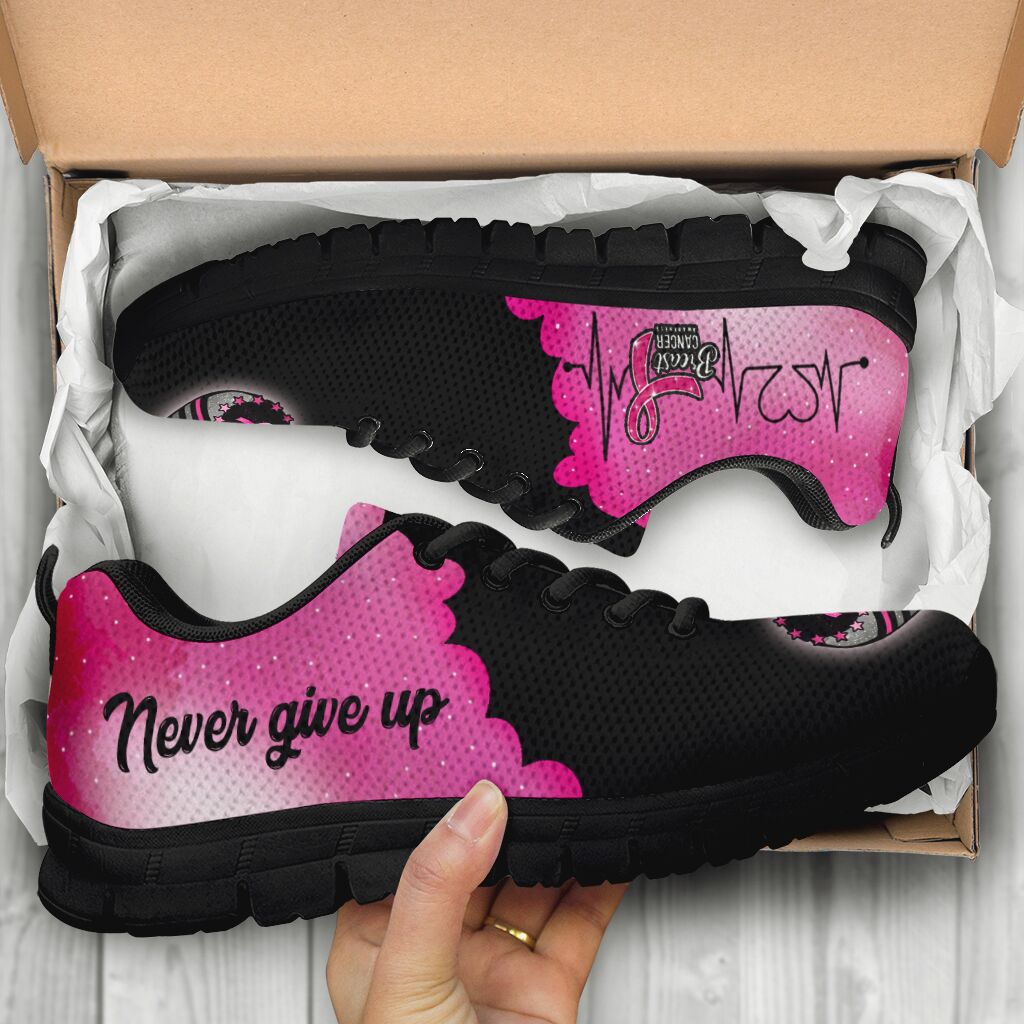 Niemals aufgeben – Sneaker zur Sensibilisierung für Brustkrebs 0622