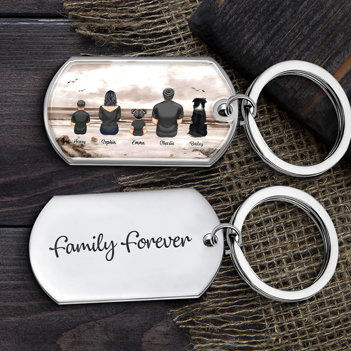 Familie mit Blick auf eine Strandlandschaft im Retro-Vintage-Stil – personalisierter Schlüsselanhänger aus Epoxidharz und Metall
