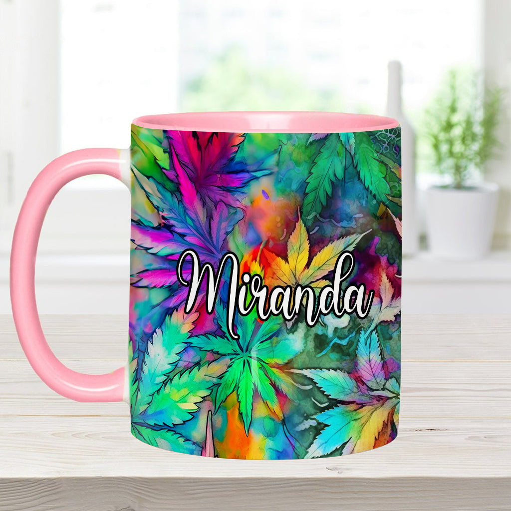 Personalisierter Becher mit Cannabis-Akzent in Form eines psychedelischen Marihuana-Blattes