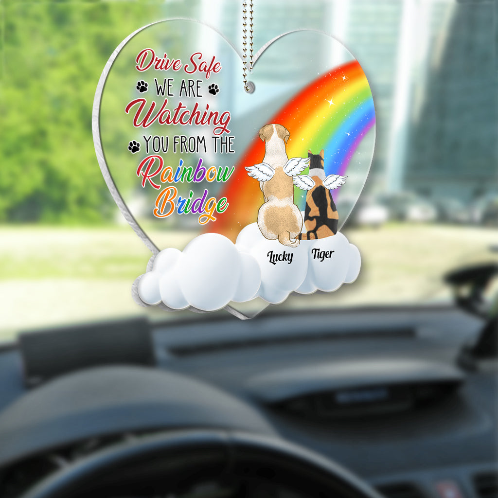 Fahr vorsichtig! Wir beobachten dich von der Regenbogenbrücke aus – Personalisierter transparenter Autoanhänger in Hundeform